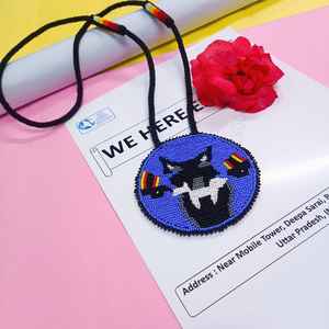 Collier pendentif loup artisanal perlé avec perles noires, blanches, rouges, jaunes, oranges et bleues et cordon long pour un usage artistique et culturel - Product Image 1