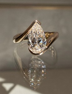 Anillo de Moissanita en Plata de Ley 925 Chapado en Oro, Corte Pera, Engaste de Bisel, para Compromiso, Boda, Promesa, Fiesta, Aniversario, Regalo de Lujo - Product Image 1