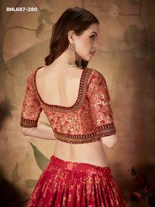 ผ้าออร์แกนซาคุณภาพเยี่ยม พิมพ์ลายดอกไม้ดิจิทัล ประดับด้วยดอริ ซารี เรชม และเลื่อมปัก ชุดเลเฮนกา-โชลี และผ้าคลุมไหล่สีแดง จากซัพพลายเออร์อินเดีย - Product Image 2