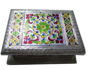 Caja de Regalo de Chocolate con Tapa de Madera, Diseño de Metal de Latón Hecho a Mano, Meenakari, Grabado en Relieve, Chapado en Oro, Oxidado Antiguo - Product Image 2