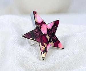 Anillo de compromiso y boda minimalista hecho a mano con resina floral rosa, dalia, estrella plateada y piedra natural. - Product Image 2
