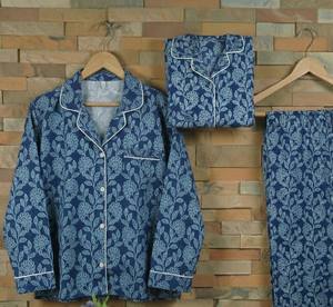 ชุดนอนผ้าฝ้ายสีครามคลาสสิกสำหรับผู้หญิง สวมใส่สบาย พิมพ์ลายด้วยมืออย่างมีศิลปะ ผลิตในอินเดีย - Product Image 1