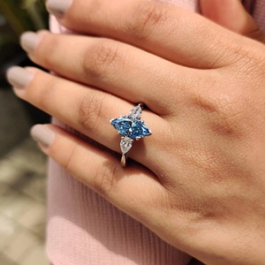 Bague de fiançailles pour femme en or 14K/18K ou PT950/S925 avec trois diamants bleus de laboratoire certifiés IGI, taille marquise, 1,00-3,00 carats - Product Image 1