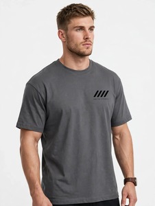 เสื้อยืดคอกลมแขนสั้นสีเทาเข้มสำหรับผู้ชายของ Oneten Apparel พร้อมโลโก้ที่หน้าอกซ้าย - Product Image 4