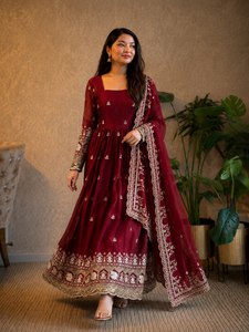ชุดเดรส Anarkali ผ้าซาตินพรีเมียม พร้อมงานปักดิ้นทองและเลื่อม  แบบเย็บสำเร็จพร้อมผ้าคลุมไหล่ - Product Image 3