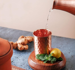 Carafe de luxe en cuivre pur 99% martelé avec 2 verres, vaisselle en métal poli, écologique, anti-fuite, personnalisable, bienfaits pour la santé - Product Image 2