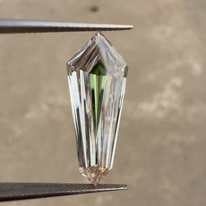 Diamante Bicolor Cultivado en Laboratorio, Corte Antiguo, Forma Ataúd Alargada, Corte Escalonado, Piedra Suelta, Centro Verde, Acabado Pulido, Grado de Corte EX - Product Image 1