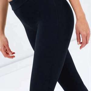 Leggings de sport taille haute en tissu doux pour femme, effet ventre plat, extensibles dans quatre directions, motif imprimé, pour fitness, yoga et entraînement, en nylon - Product Image 2