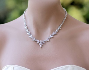 Élégant pendentif de fiançailles en cristal plaqué or avec serti clos, style vintage, cadeau d'anniversaire pour femme - Product Image 4