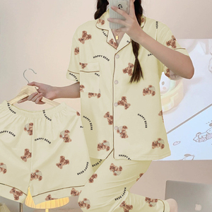 Conjunto de Pijama de Satén Amarillo para Mujer, 3 Piezas, Estampado de Osos de Dibujos Animados, Manga Corta, Cuello con Muescas, Pantalones Cortos con Cintura Elástica - Product Image 3