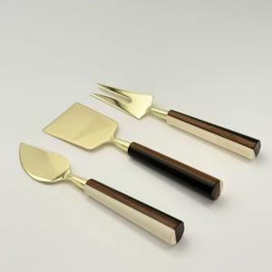 Un lujoso y elegante juego de cuchillos para queso de metal que ofrece un servicio profesional de queso en tu hogar. - Product Image 6