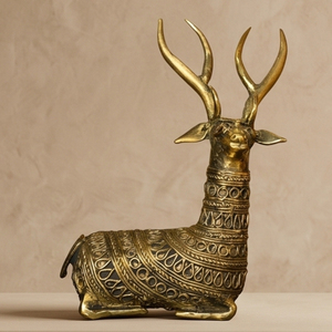 Figurine de cerf assis en laiton Dhokra, sculpture artisanale de faune pour étagères, tables, présentoirs de collection, décoration intérieure, sculpture animale - Product Image 3