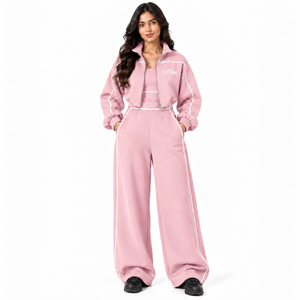 Conjunto Deportivo Rosa Palo para Mujer, Chaqueta Corta con Cremallera, Pantalones Anchos con Ribete en Contraste, Ropa Deportiva Urbana, Fabricante OEM ODM, Venta al Por Mayor - Product Image 2