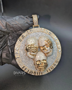Colgante de tres calaveras sabias de Plata de ley 925 bañado en oro con Moissanita helada, medallón con la inscripción 'Oír, Hablar, No Ver Mal', Dvars Diamond Luxury - Product Image 1