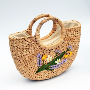 Bolso de Jacinto de Agua Tejido en Forma de Media Luna con Asa de Ratán – Flores Bordadas a Mano con Cinta de Alta Calidad - Product Image 2