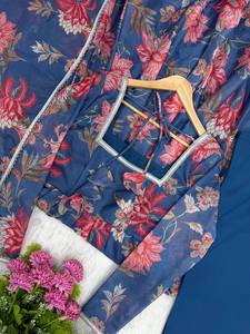 Traje con estampado floral y diseño realista para la próxima sesión festiva - Product Image 6