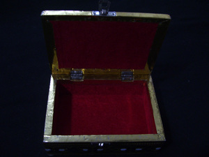 Caja de Regalo de Chocolate con Tapa de Madera, Diseño de Metal de Latón Hecho a Mano, Meenakari, Grabado en Relieve, Chapado en Oro, Oxidado Antiguo - Product Image 3