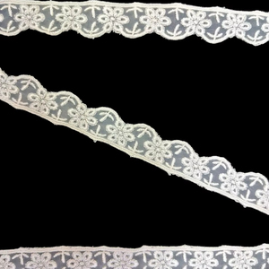 Cinta de encaje floral de organza blanca delicada de calidad premium - Pequeña cinta de bordado de nailon festoneado para prendas - Product Image 3