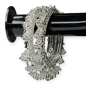 Brazaletes Étnicos Kashmiris Jhumki en Tono Plateado con Diseño Clásico de Ghungroo para Fiestas y Eventos, Precio al por Mayor - Product Image 2