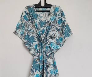 ชุดคลุมชายหาดลายพิมพ์นก ผ้าฝ้าย 100% คอวี แขนสามส่วน ทรงคาฟตัน งานแฮนด์เมดอินเดีย ความยาวระดับเข่า ทรงเอวินเทจ ทรงเอไลน์ โอเวอร์ไซส์ แต่งลูกไม้ สำหรับฤดูร้อน - Product Image 1