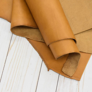Cuero de vaca curtido marrón de primera calidad, duradero, con acabado suave y material liso para la fabricación de diferentes artículos como carteras, zapatos y bolsos. - Product Image 1