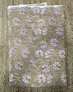 Tissu imprimé à la main en coton 100% avec motifs indiens, rose poussiéreuse et vert sauge/olivier, pour la décoration intérieure - Product Image 1