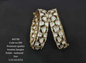 กำไลข้อมือคุณภาพพรีเมียมแบบ Kundan สีเขียวและสีขาว ประดับด้วยหิน ดีไซน์ทันสมัย เหมาะสำหรับงานปาร์ตี้และงานแต่งงาน - Product Image 3