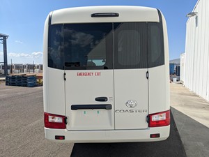 Autobús TOYOTA COASTER HZB70 DELUXE AUTOMÁTICO USADO de alta calidad, año 2020, recién llegado. Autos impecables en venta. - Product Image 2