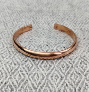 Artesanía en Metal, Elegante Brazalete Magnético de Cobre Ecológico con Color Personalizado, Plano, de Blossom Craft India - Product Image 6