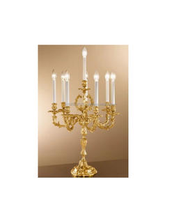 Candélabre en laiton d'inspiration antique élégant idéal pour les centres de table dîners aux chandelles et les paramètres du patrimoine - Product Image 1