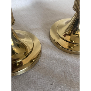 Ensemble de chandeliers vintage en laiton poli, colonnes cannelées dorées, supports décoratifs classiques pour bougies coniques, pour table - Product Image 5