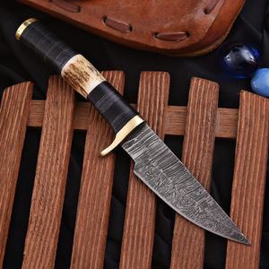 Cuchillo de caza de acero de Damasco forjado a mano UA Supplies, hoja fija con filo biselado y punta caída, mango de cuerno de ciervo y madera, con funda de cuero 10. - Product Image 4