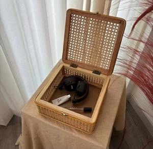 Panier de rangement élégant en rotin avec serrure, idéal pour l'organisation du maquillage et des accessoires essentiels dans le placard, provenant d'Inde - Product Image 2