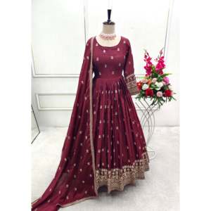 Robe traditionnelle chinoise de créateur avec pent et dupatta, broderie et travail de séquence - Product Image 4