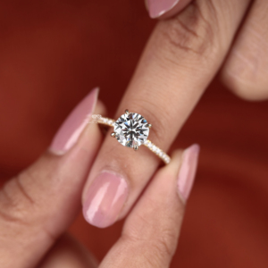 Anillo de compromiso solitario de oro de 14K con diamante redondo cultivado en laboratorio, banda pavé, joyería nupcial minimalista, fabricante mayorista personalizado - Product Image 5