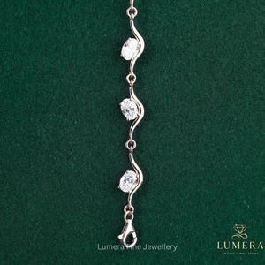 Bracelet de luxe ovale en diamant de laboratoire plaqué or pour femme, avec pierres étincelantes et design unique à maillons ondulés - Product Image 4