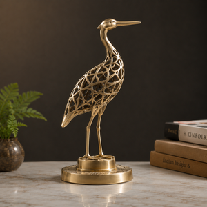 Sculpture d'oiseau grue en métal ajouré faite à la main, plaquée or traditionnelle, entièrement 3D, élégante, pour décoration de table - Product Image 1