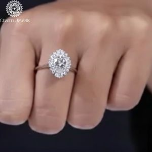 Bague de fiançailles classique pour femme en argent 925 plaqué or avec moissanite taille coussin et sertissage à griffes - Product Image 6