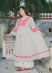 Kurti Anarkali de rayón con estampado floral blanco, con cuello con abertura y mangas acampanadas, para la moda femenina de talla grande. - Product Image 3