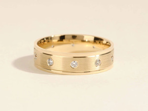 Anillo de boda para hombre con diamantes cultivados en laboratorio en oro amarillo - Product Image 1