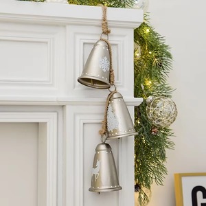 Campanas decorativas elegantes diseñadas para crear un ambiente festivo y alegre en hogares y entornos festivos comerciales. - Product Image 1
