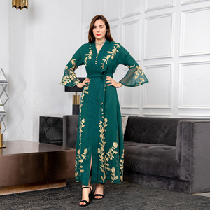 Abaya Maxi Vert Émeraude Brodé pour Femme, Col en V, Manches Trois Quarts, Motif Floral, Coupe Ample, en Rayonne, Mode Islamique - Product Image 3