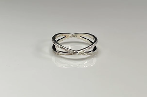 แหวนครอสโอเวอร์ เงินแท้ 925 ลายตอก สำหรับผู้หญิง - Product Image 3