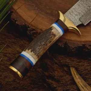 Cuchillo de punta caída hecho a mano con acero de Damasco, mango de cuerno y funda de cuero para caza - Product Image 3