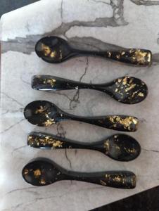 Juego de cucharas de resina con acabado artístico hecho a mano, utensilios de cocina de mango largo para cenas, fiestas y restaurantes - Product Image 2