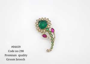 Broche de marié de qualité supérieure 04459, en forme de fleur, avec pierre doublette ovale émeraude rose, plaquée Mehandi, pour mariage et soirée. - Product Image 2