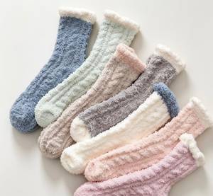 Calcetines de Felpa de Coral Premium para Mujer, Gruesos y Cálidos para Uso Diario en Casa, Calcetines Térmicos de Felpa de Coral para Mujer, Suaves y Cómodos para el Invierno - Product Image 1