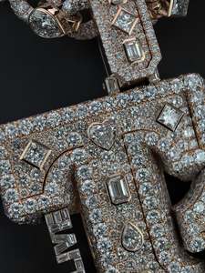 จี้ตัวอักษรแบบกำหนดเองประดับเพชรเต็มตัว |   เงินแท้ 925 |   เพชรโมอิสซาไนต์ VVS |   จี้ห้อยคอฮิปฮอปแบบอักษรย่อ |   ผู้ผลิตเครื่องประดับแบบ OEM | - Product Image 3