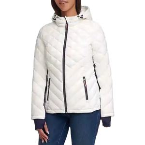 Chaqueta acolchada de Invierno para mujer con cremallera Precio al por mayor Abrigo largo con capucha Diseño Servicio OEM Transpirable y cálido - Product Image 3