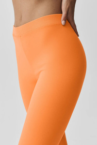 Ensemble de yoga personnalisé pour femmes, soutien-gorge de sport et leggings capri, vêtements de fitness, marque LVD, spandex, séchage rapide, sans couture - Product Image 3